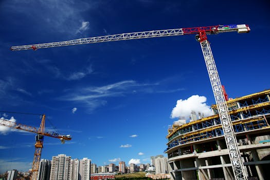 塔吊高耸在城市天际线，展示着城市建设的进程