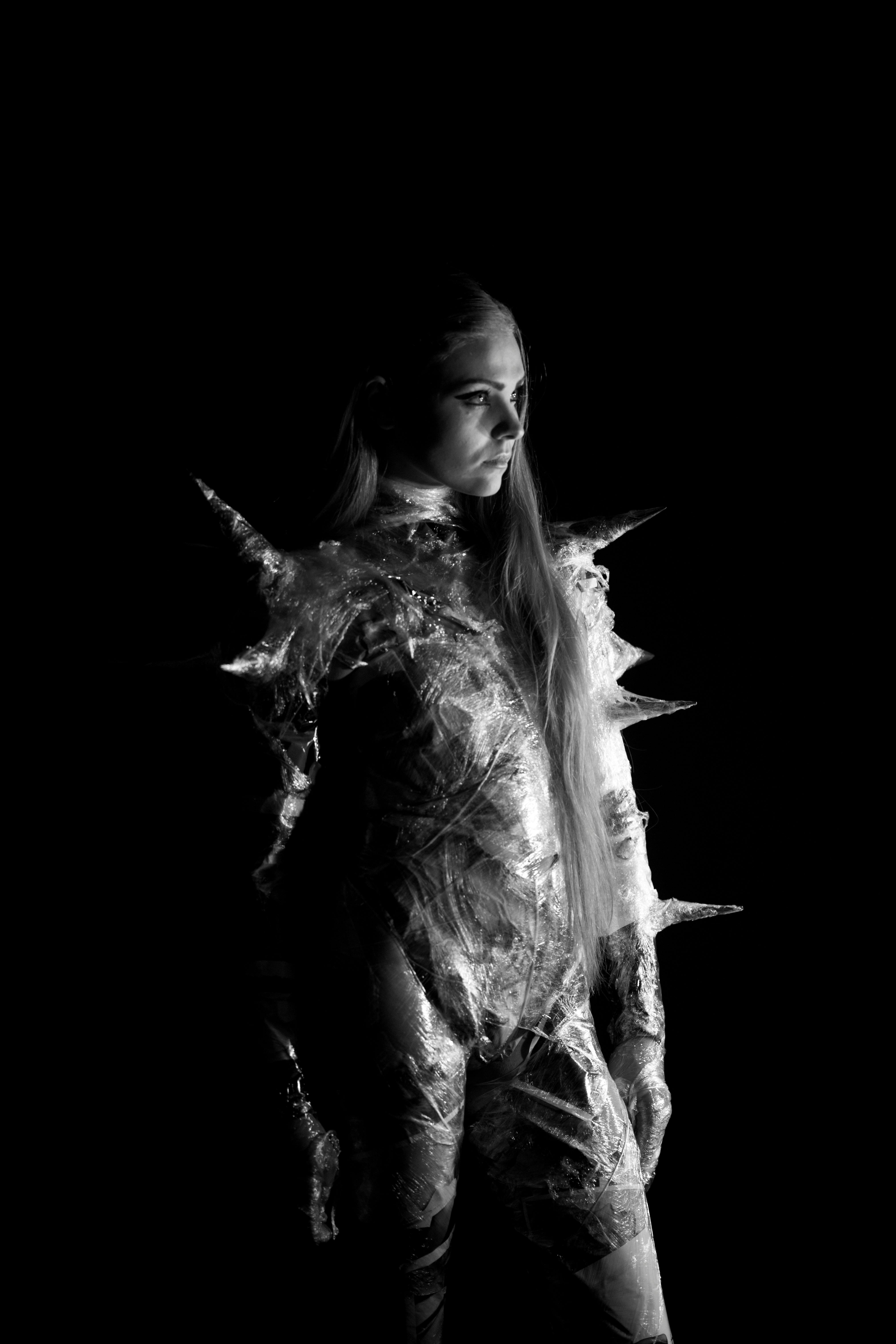 一幅引人注目的黑白肖像通过创意照明和纹理展现了时尚感