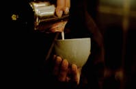 适合咖啡爱好者的牛奶倒入咖啡杯艺术镜头