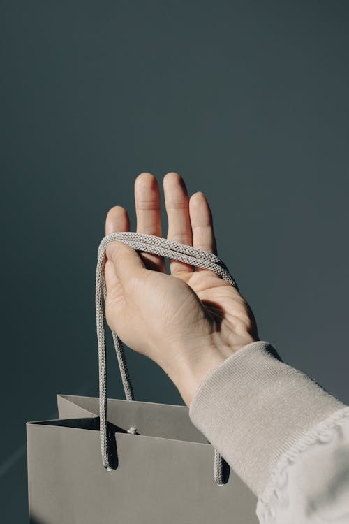 Gratis stockfoto met grijze achtergrond, hand, handen mensenhanden
