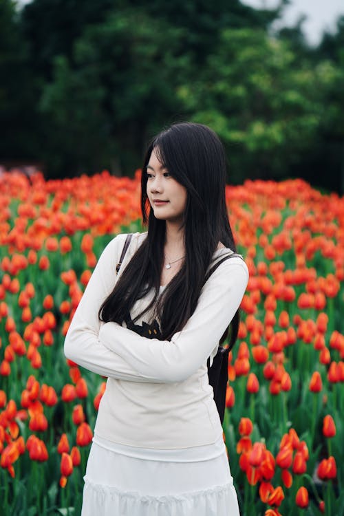 Gratis stockfoto met armen over elkaar, Aziatische vrouw, bloemen