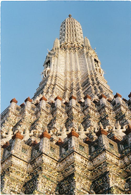 Immagine gratuita di cielo sereno, facciata di edificio, ripresa dal basso