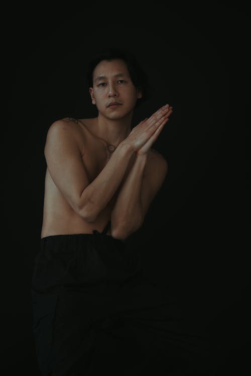 Ingyenes stockfotó ázsiai férfi, fekete háttér, félig meztelen témában