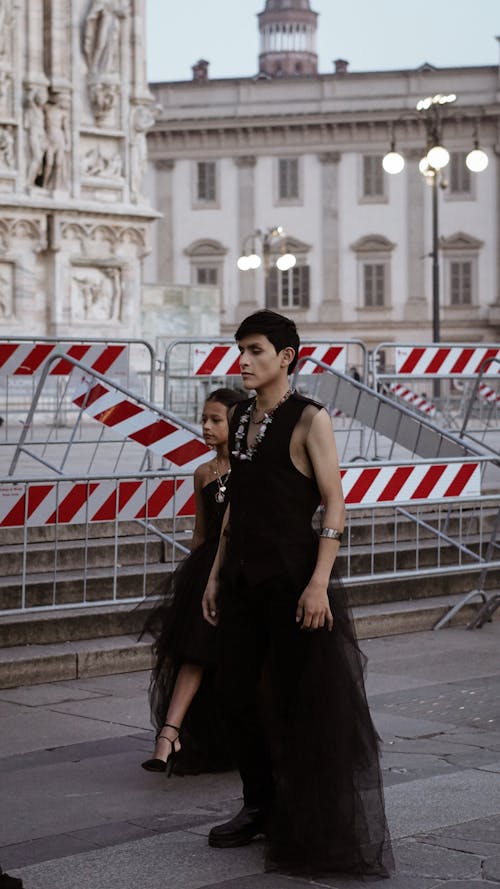 Darmowe zdjęcie z galerii z czarne sukienki, duomo di milano, fotografia mody