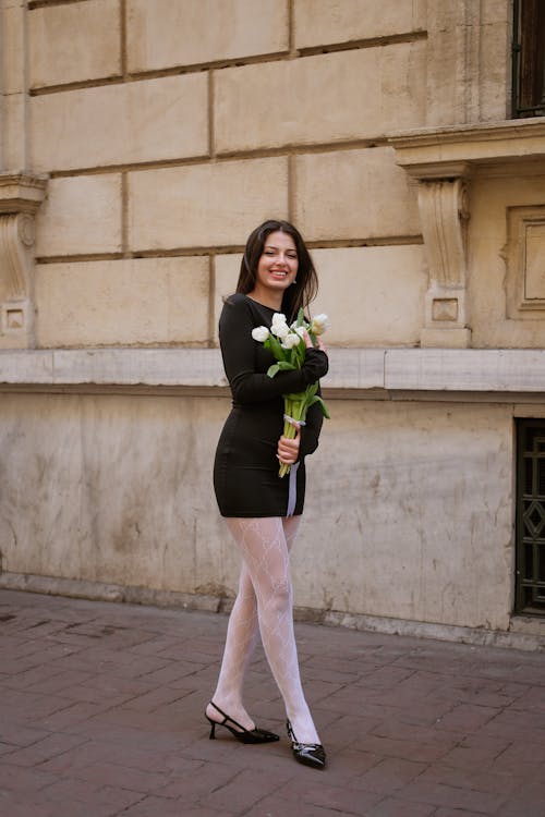 Základová fotografie zdarma na téma bílé punčocháče, brunetka, budova