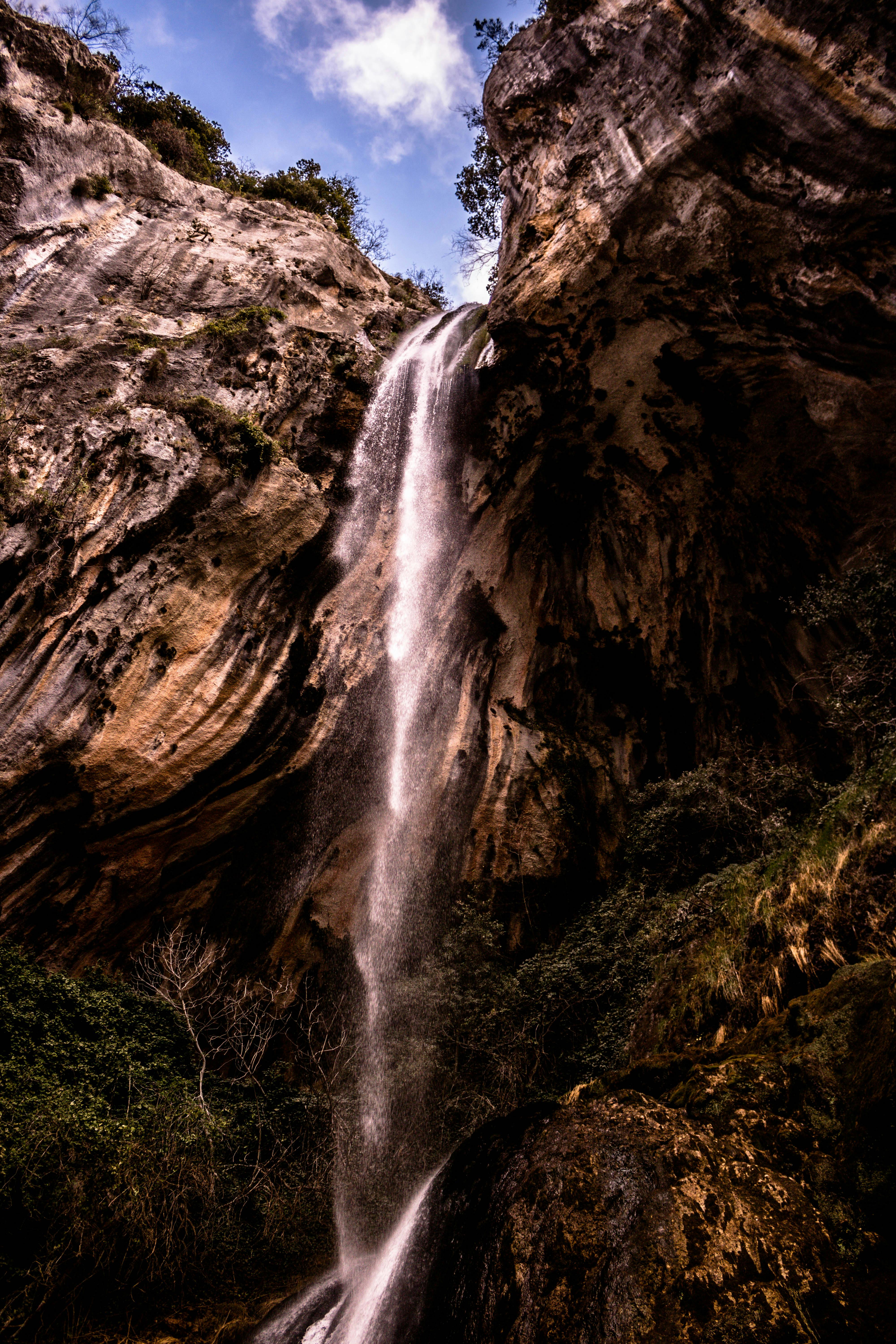 法国荒野的岩石悬崖上，层叠的瀑布令人惊叹，捕捉了自然美景的精髓