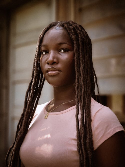 Gratis lagerfoto af afrikansk kvinde, bygning, dreadlocks