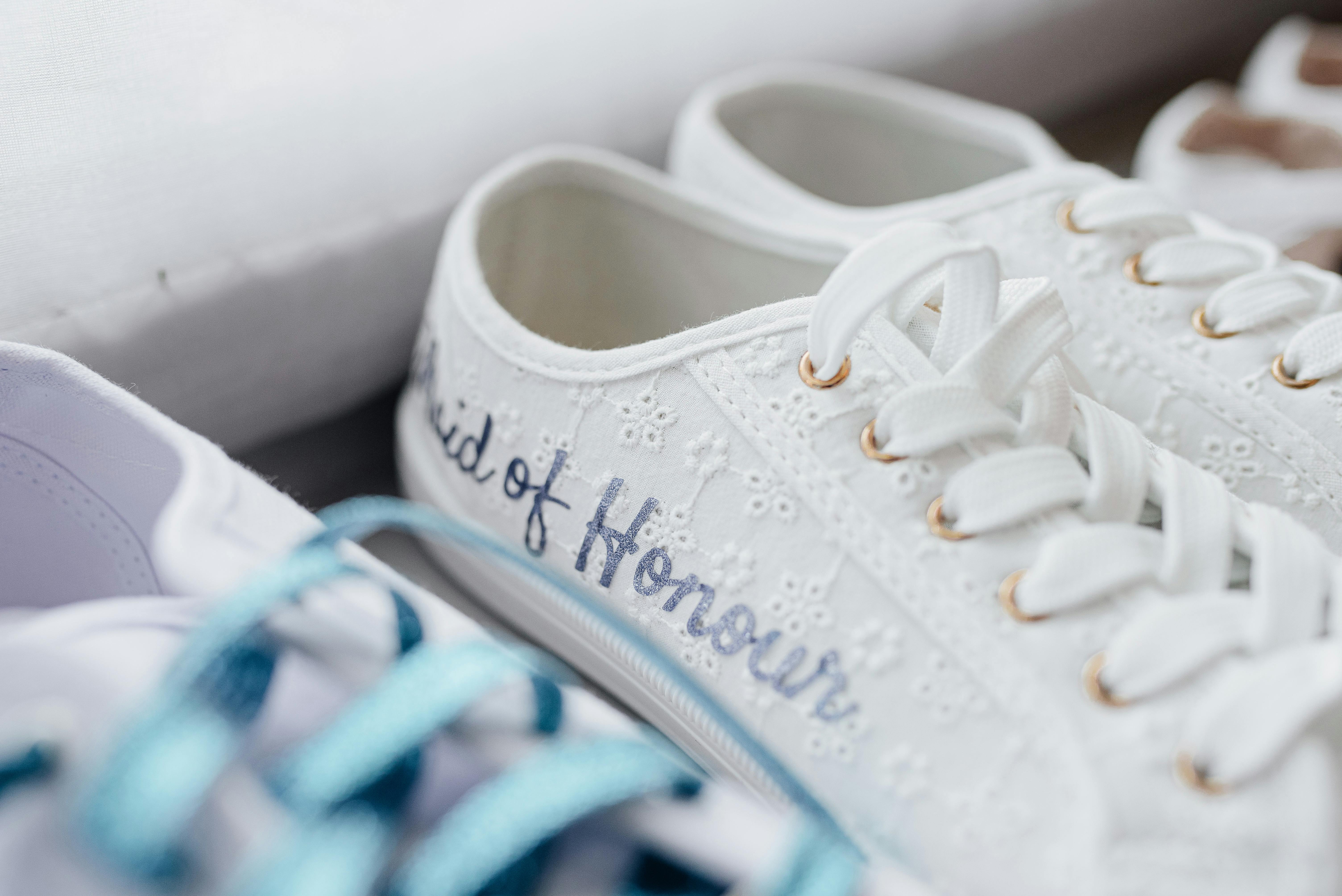 2026 düğün sezonu için rahat gelin ayakkabısı modelleri, beyaz saten ve nude renk seçenekleri, düz taban ve alçak topuklu alternatifler