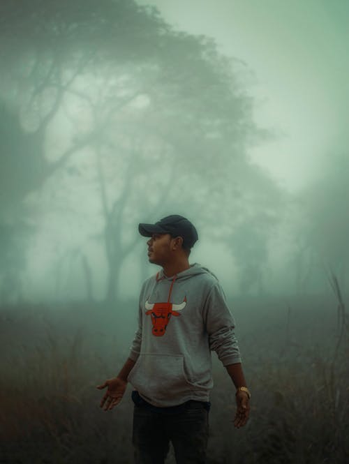 Foto profissional grátis de área, boné, de pé