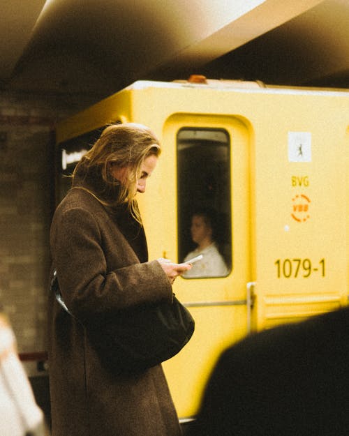Foto profissional grátis de abrigo, de pé, estação de metrô