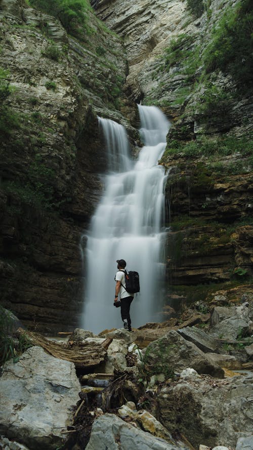 Foto stok gratis air mengalir, air terjun, batu