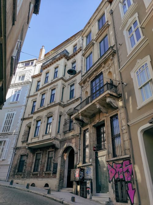Free Charming historic buildings line a narrow street in İstanbul, Türkiye. Stock Photo