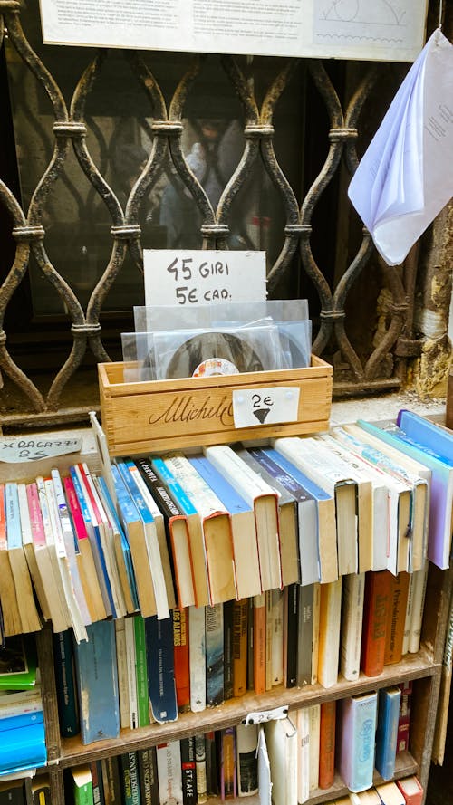 Kostnadsfri bild av affär, böcker, bokhylla