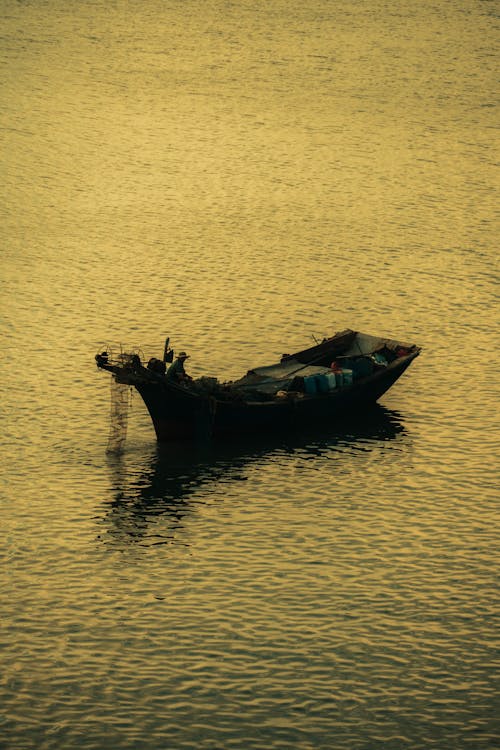 Foto profissional grátis de água, barco, barco de pesca