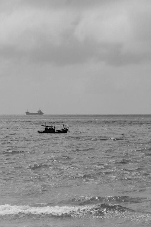 Foto d'estoc gratuïta de barca, blanc i negre, Costa