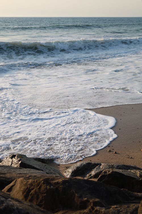 Foto profissional grátis de à beira mar, espuma, lava