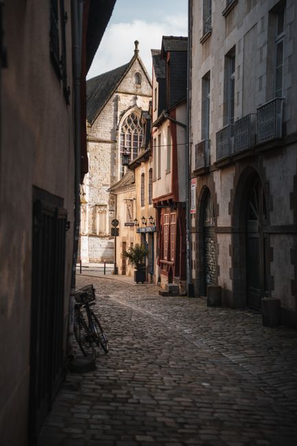 Discover the charm of an empty cobblestone alley in historic Rennes, France with traditional architecture.