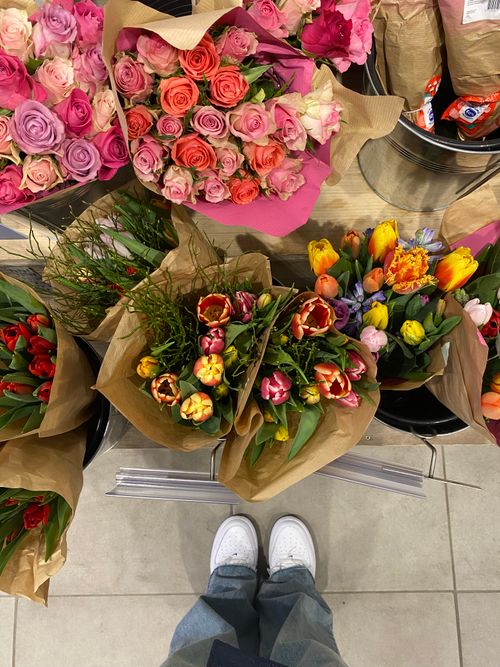 Free Top view of vibrant tulip and rose bouquets presenting a fresh floral arrangement. Stock Photo