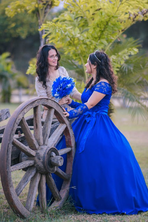 Gratis stockfoto met blauwe jurk, boeket, bruid