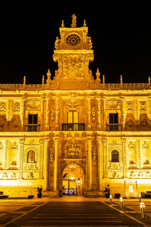 Free Illuminated facade of Parador de León at night, showcasing its architectural beauty. Stock Photo