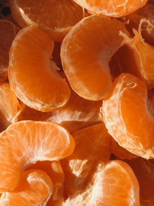 A close up of a bunch of tangerines