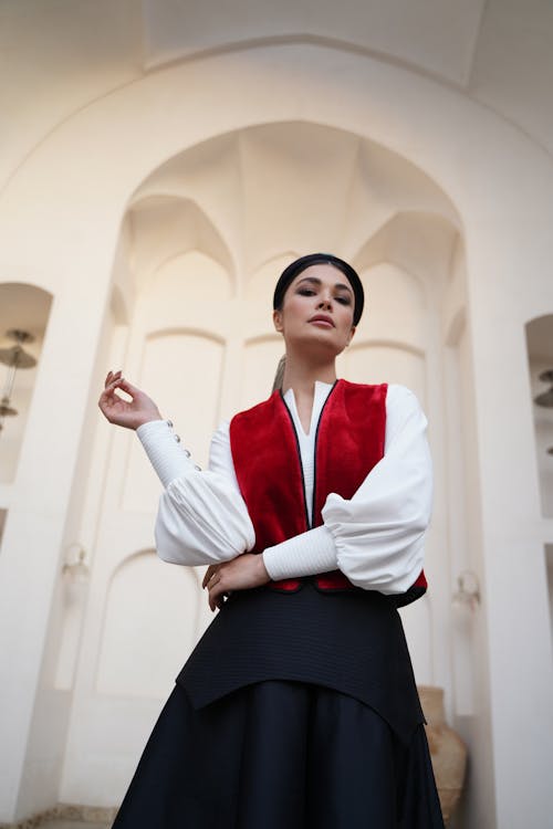 Foto profissional grátis de colete vermelho, de pé, elegância