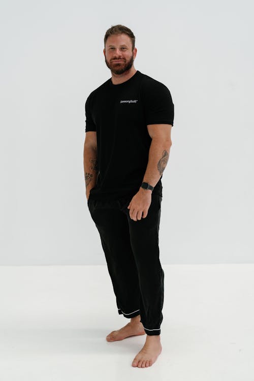 Fotos de stock gratuitas de camiseta negra, de pie, descalzo