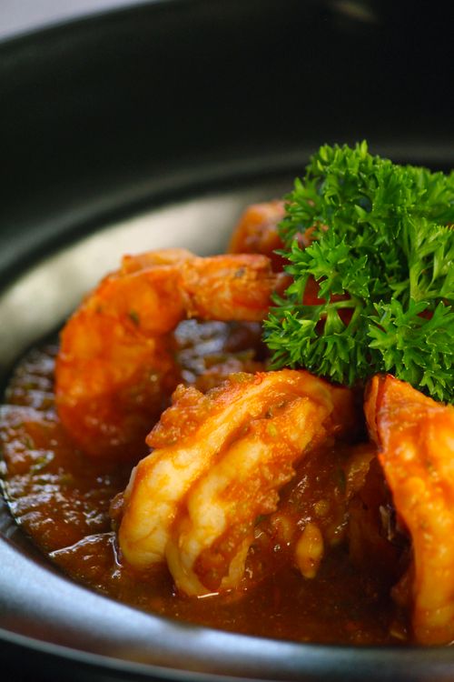 Free Close-up of spicy shrimp in sauce with fresh parsley. Perfect for seafood lovers. Stock Photo