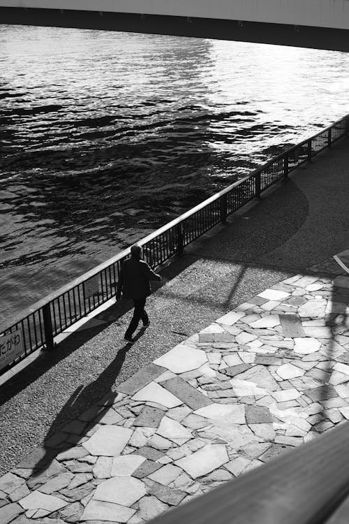 Darmowe zdjęcie z galerii z chodzenie, chodzić, czarno-biały