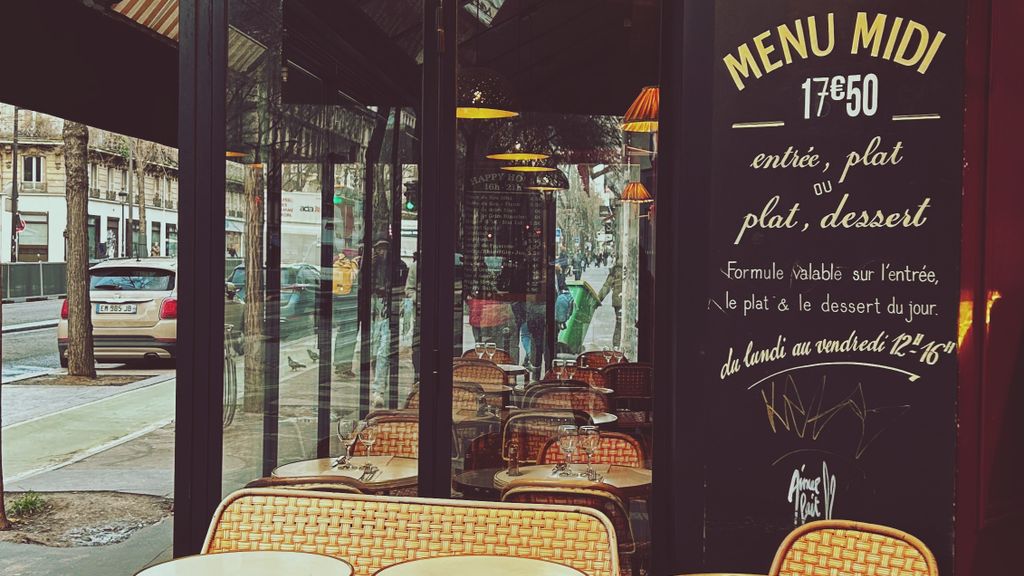 La terrasse d un bistrot parisien avec son ardoise
