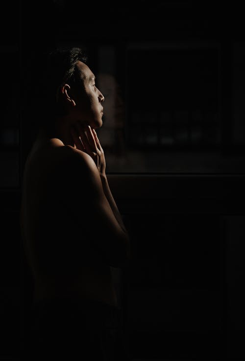 Ingyenes stockfotó ázsiai férfi, fekete háttér, félmeztelen témában