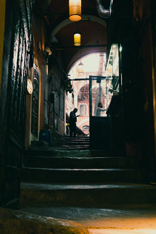 Foto d'estoc gratuïta de carreró, enfocament selectiu, escales