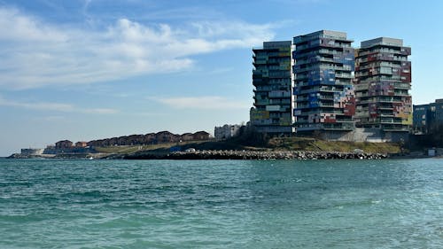 Darmowe zdjęcie z galerii z budynki mieszkalne, morze, morze czarne