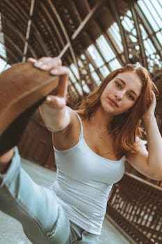 在圣保罗充满活力的室内环境中，一位年轻女子摆出精力充沛的姿势