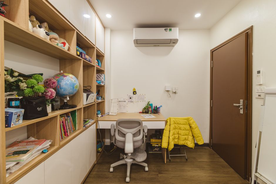 Storage Shelf Ideas for a Tidy Study Room: 5 Space-Saving Solutions from Hanamori Space-saving storage shelf in a study room with books and desk