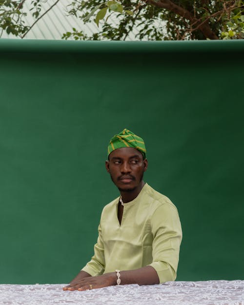 남자, 녹색 배경, 모델의 무료 스톡 사진