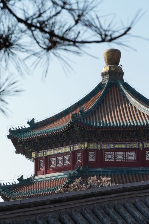 Free Detailed view of a traditional Chinese temple rooftop, showcasing intricate patterns and cultural architecture. Stock Photo