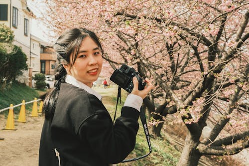 ağaç, ambar, Asyalı kadın içeren Ücretsiz stok fotoğraf