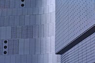 现代钢结构建筑立面的穿孔板特写