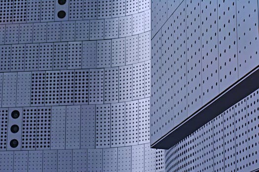 现代钢结构建筑立面的穿孔板特写