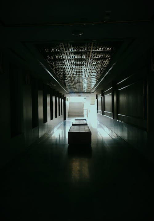 Darmowe zdjęcie z galerii z ciemny, korytarz, korytarze