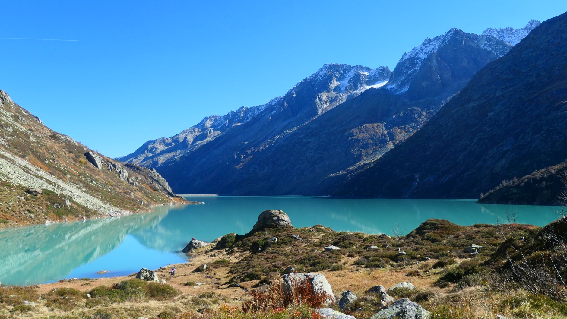 Turquoise Swiss lake surrounded by mountains