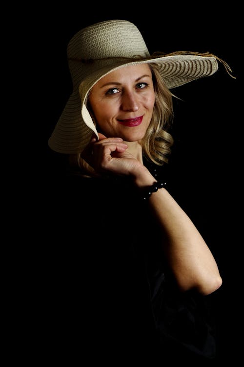 Základová fotografie zdarma na téma blond, černé pozadí, klobouk