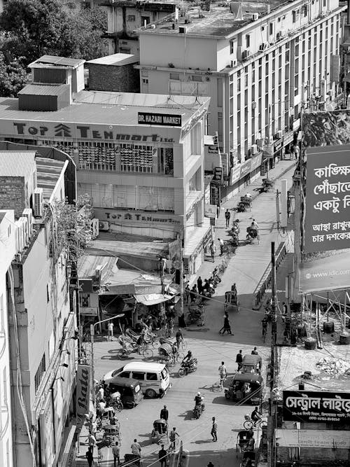 A black and white photo of a busy street