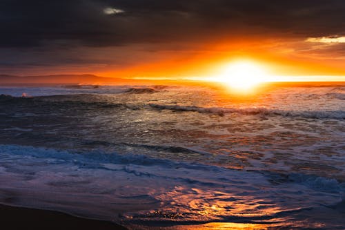 Foto profissional grátis de céu com cores intensas, luz do sol, mar