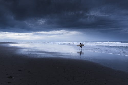 Δωρεάν στοκ φωτογραφιών με άνδρας, δραματικός ουρανό, θάλασσα