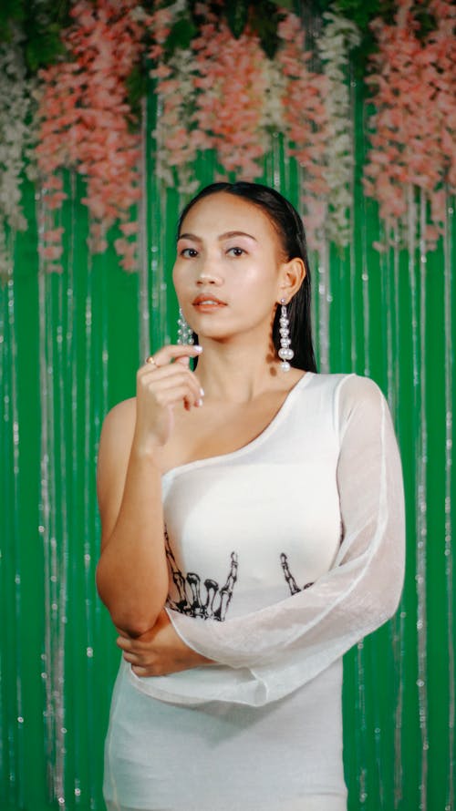 Бесплатное стоковое фото с азиатка, белое платье, вертикальный выстрел