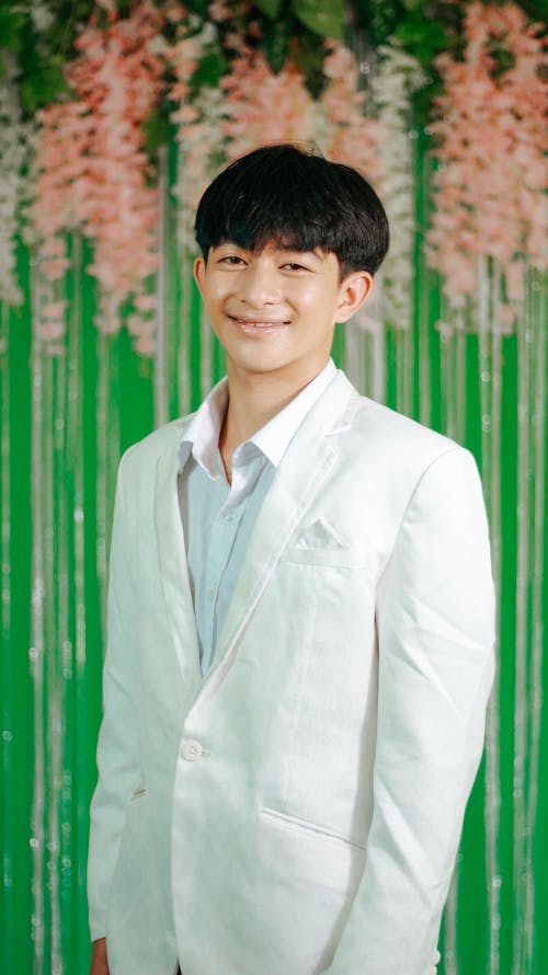 Kostenloses Stock Foto zu asiatischer mann, eleganz, grünem hintergrund