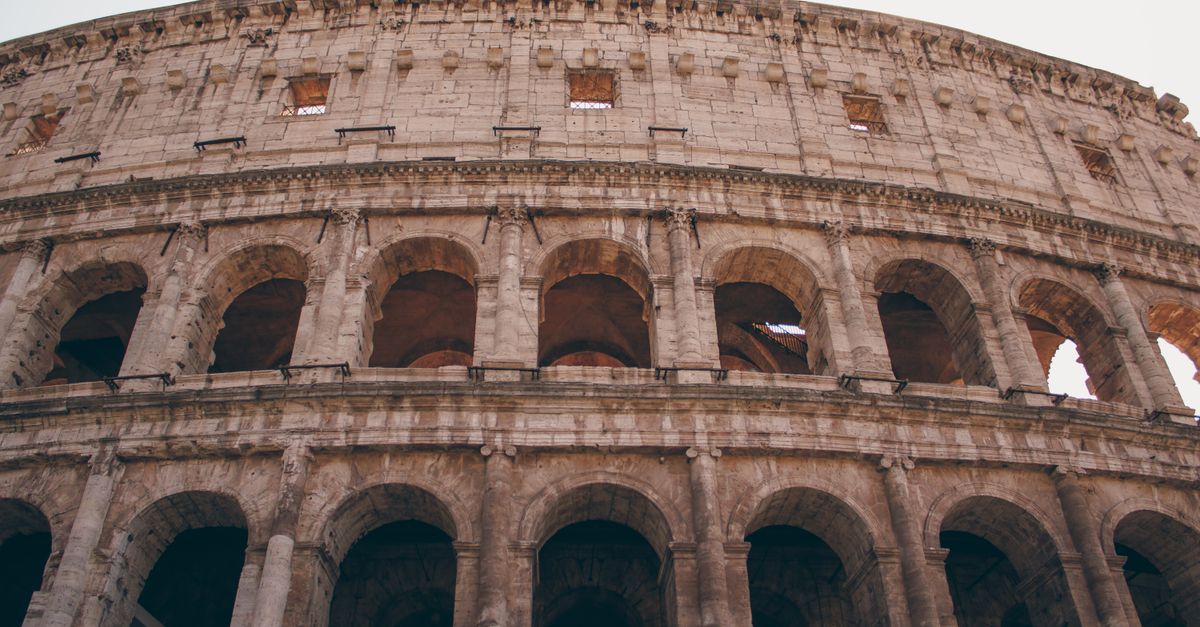 Roma pone en primer plano un mosaico mural y fresco de 2.000 años bajo la colina del Opio Roma pone en primer plano un mosaico mural y fresco de 2.000 años bajo la colina del Opio