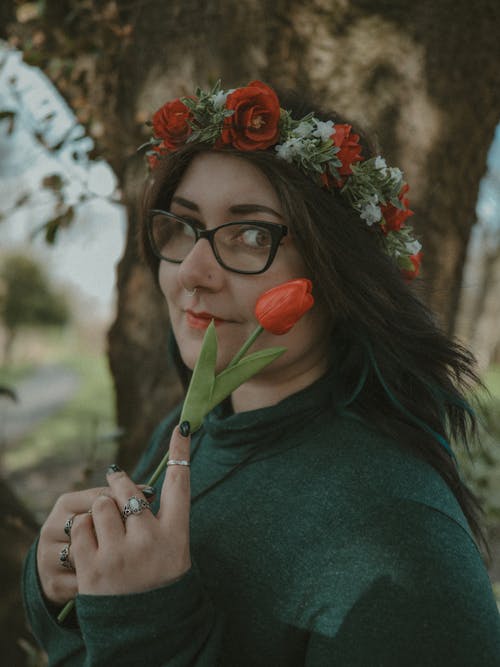 Fotobanka s bezplatnými fotkami na tému čierne vlasy, dioptrické okuliare, držanie